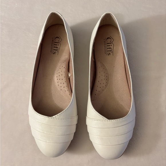 Cliffs by WHITE MOUNTAIN Women's Cream Flats - Picture 2 of 6